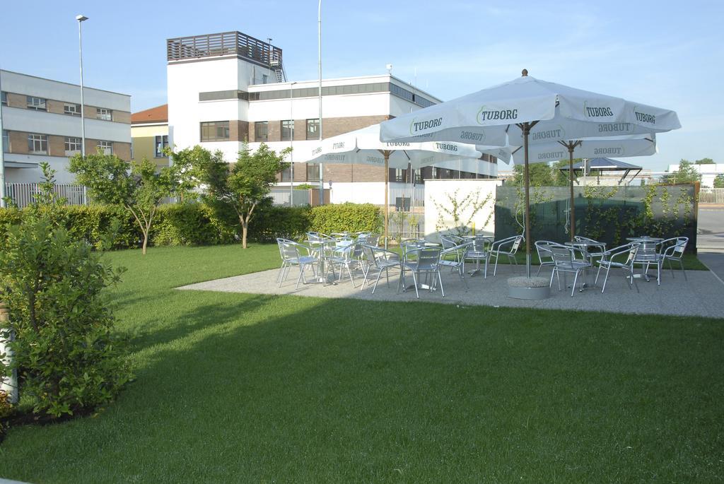 Groane Hotel Residence تشيزانو ماديرنو المظهر الخارجي الصورة