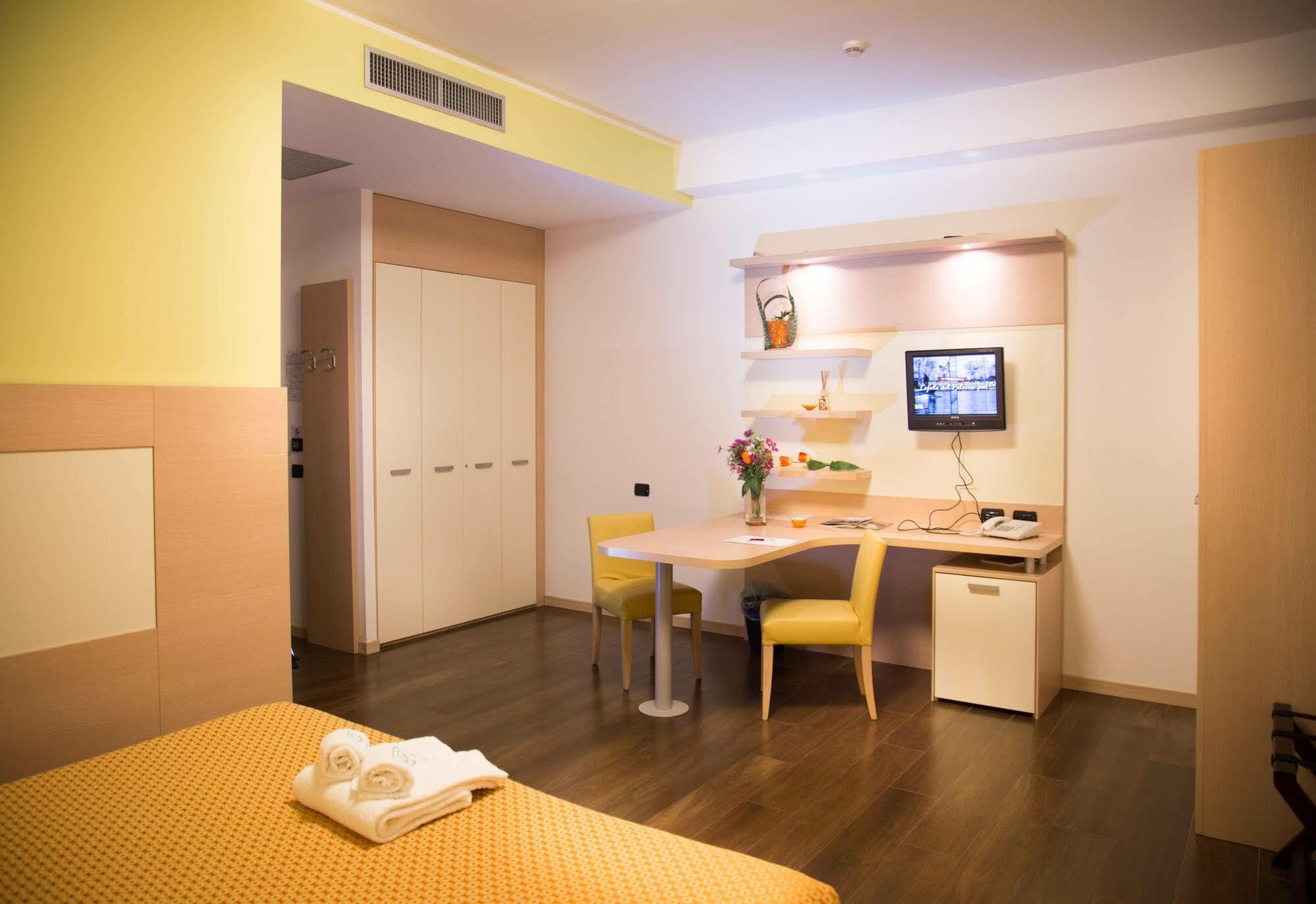 Groane Hotel Residence تشيزانو ماديرنو المظهر الخارجي الصورة